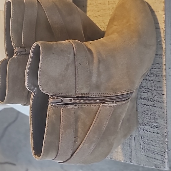 Women suede tan wedge heel ankle boots with zipper - Picture 3 of 8